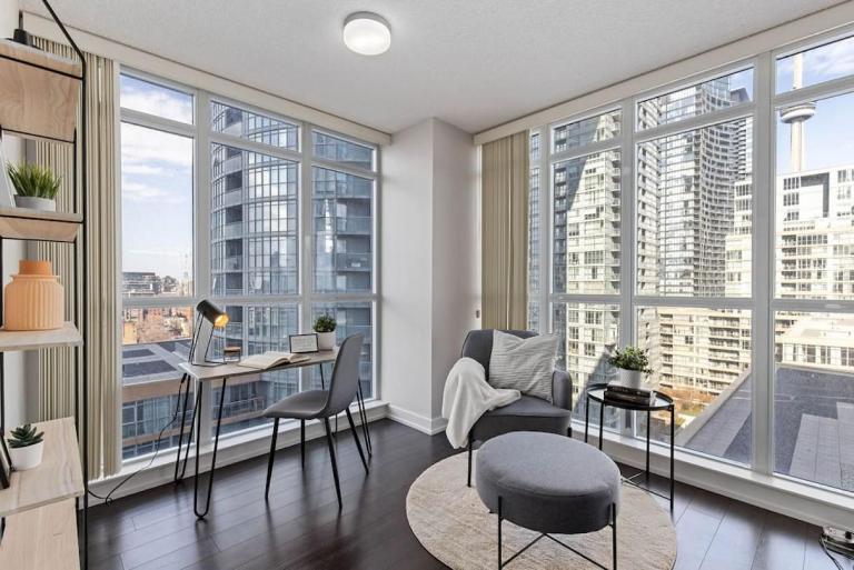 Work From home with Parking WIFI and CN Tower View - B&B Toronto
