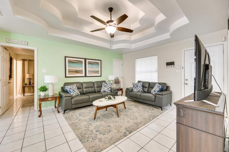Pet-Friendly Edinburg Apartment with Pool Access! - Chambres d'hôtes Edinburg