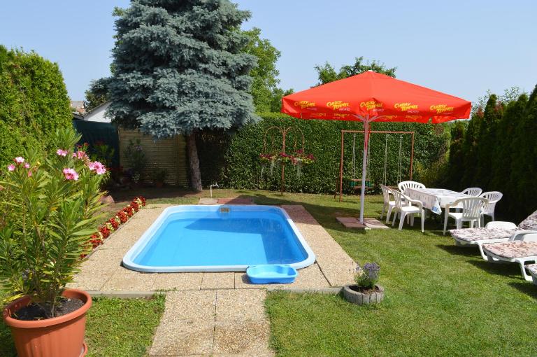 Csepp Nyaralóház medencével - B&B Balatonkeresztúr