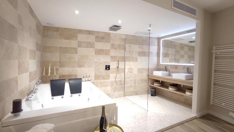 Instant Plaisirs - T2 60m2 avec Terrasse et Balnéo privative - B&B Roquefort-la-Bédoule