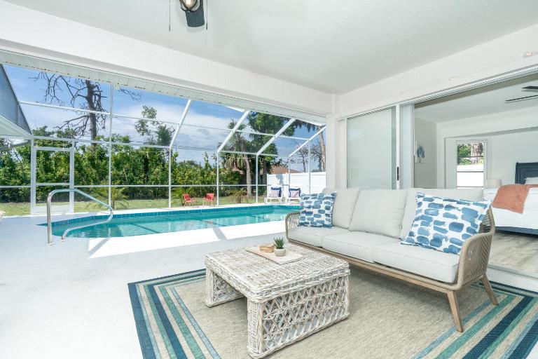 Beautiful Spacious Home! Close to Beaches - HEATED Private Pool - B&B Englewood