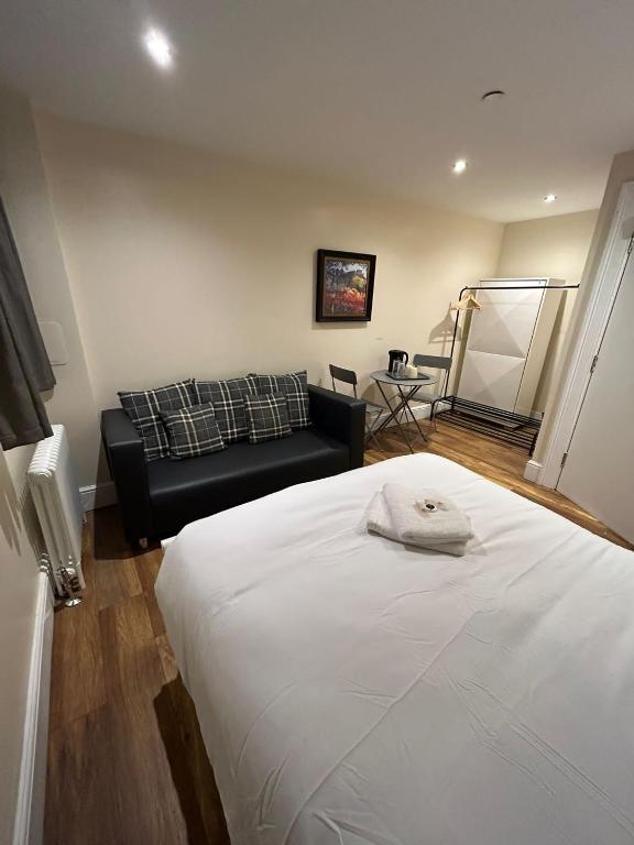 Modern Double Room with Sofa - Ferienwohnung Edinburgh