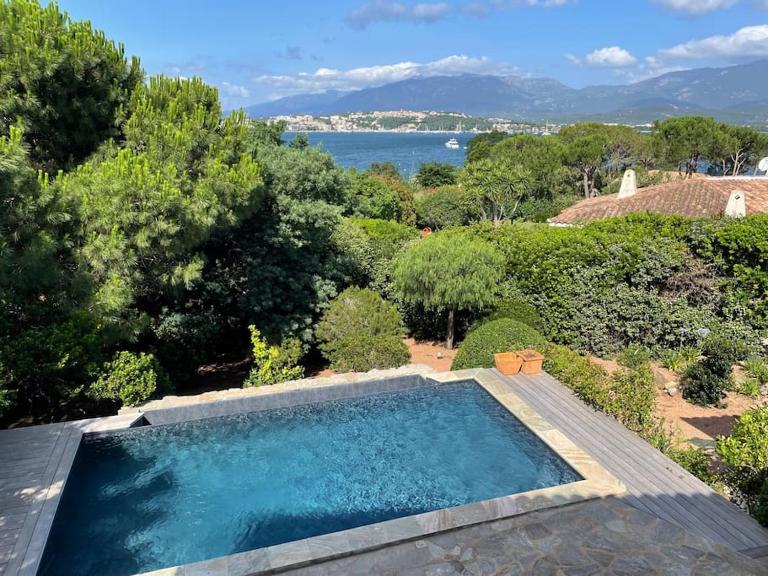 Villa Bianca - Vue imprenable Mer & Porto-Vecchio, Piscine chauffée à débordement, Accès privé plage - B&B Porto Vecchio