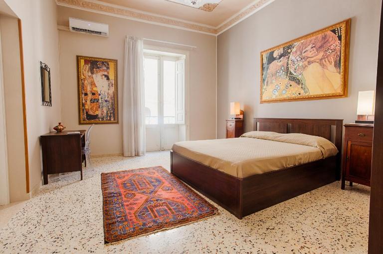 GuestHost - Historic Center Trapani Roomy Apt - Bed and Breakfast Trapani