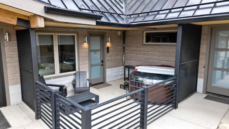 Hot Tub Steps to Dining and Ski Shuttle - B&B Winter Park