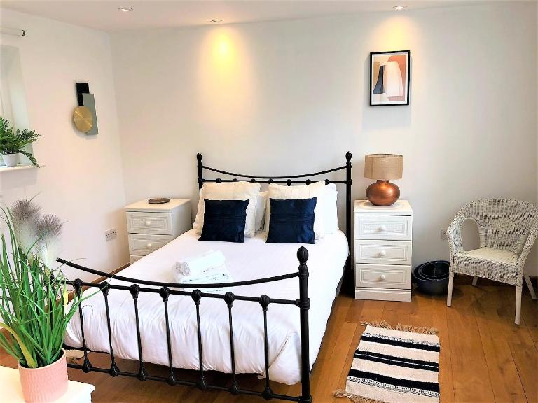 Prime Location- Detached Clifton Home with Parking - B&B Bristol