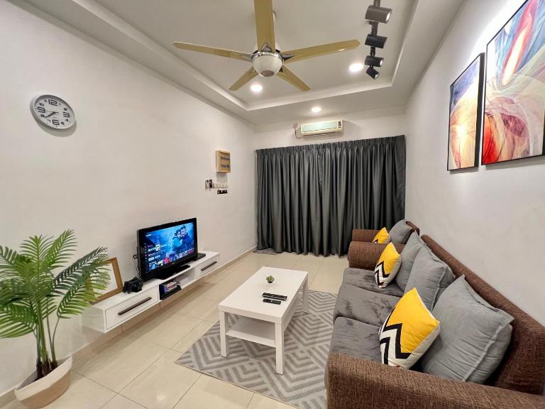 Yolo 10PAX CentralTown in AirPutih, PS4, Netflix - B&B Kuantan