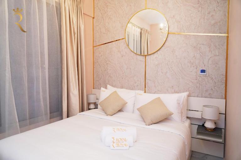 Elegant 2BR Jade Serenity - Modern City Haven - B&B Al Khārī