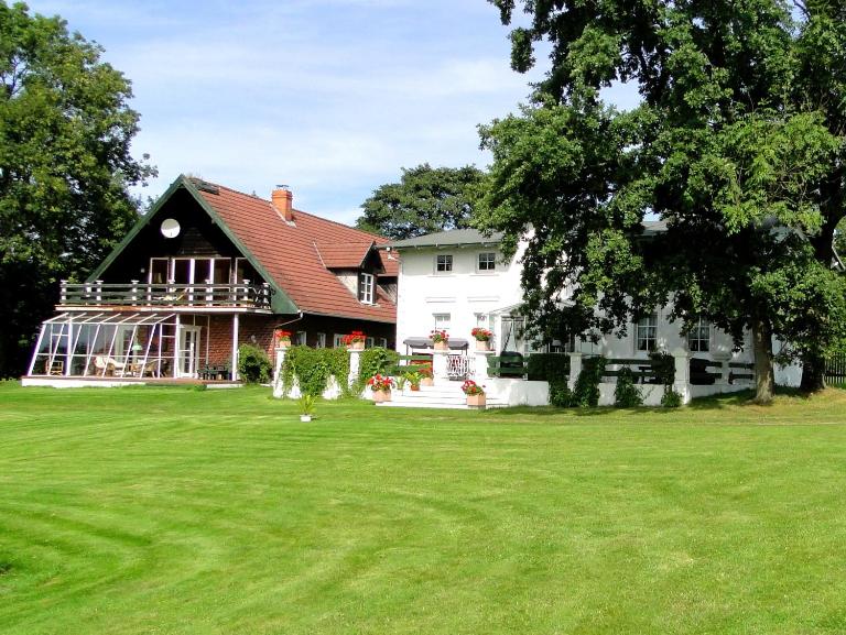 Domki nad stawami - Pommernhof - B&B Ustronie Morskie
