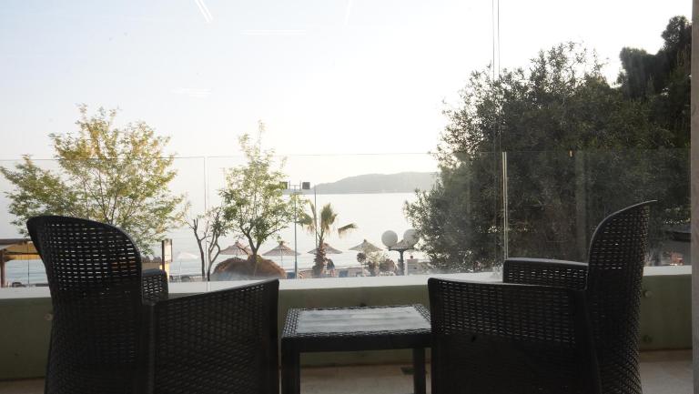 Beachfront 2BR Apartment with Balcony and Sea View, Biser Mora - B&B Rafajlovići