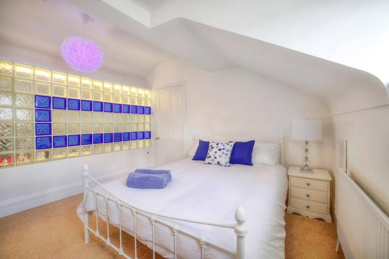 Seaside spacious 4 BR Nr Town centre pet friendly sailing & open golf course - B&B West Kirby