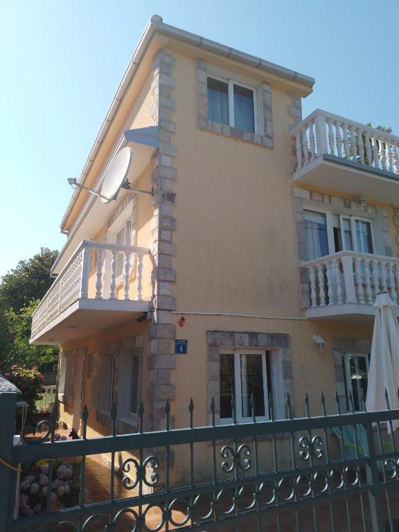 Krasici Sunhouse - Bed and Breakfast Tivat