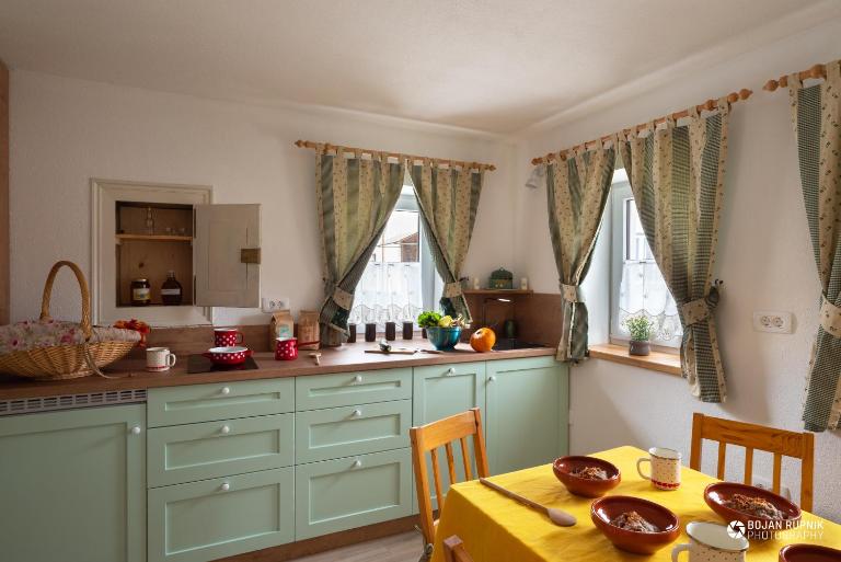 Cherry house - cosy house - ideal for bear watching, in the neighborhood of the medieval Snežnik castle - Chambres d'hôtes Stari trg pri Ložu
