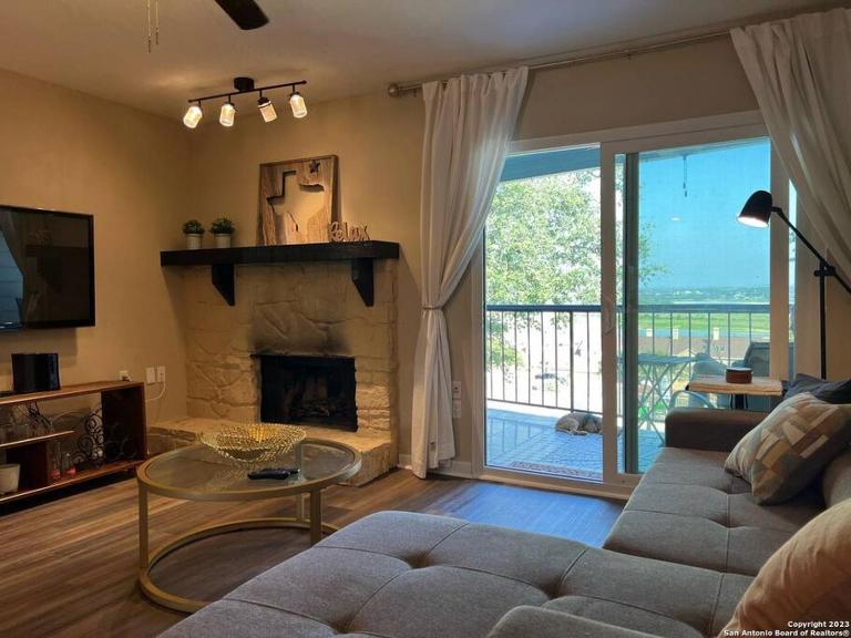 Lake Views, Sleeps 4, Pool, Pets Welcome! - B&B Canyon Lake