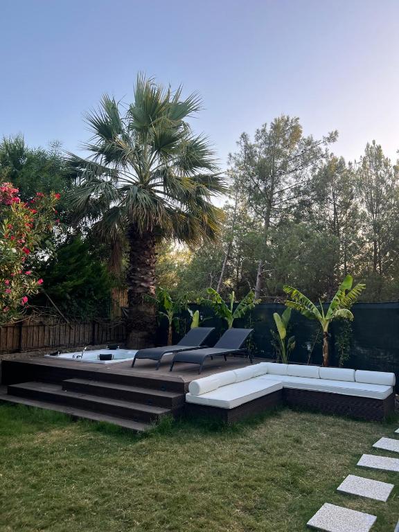 Oludeniz Luxury Villa with Jacuzzi, Common Pool - B&B Fethiye