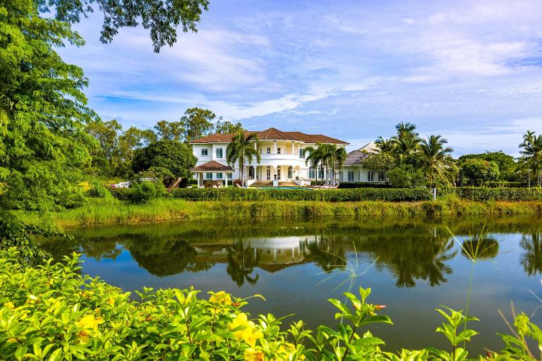 The White House, Palm Hills Golf and Country Club - B&B Ban Nong Sai