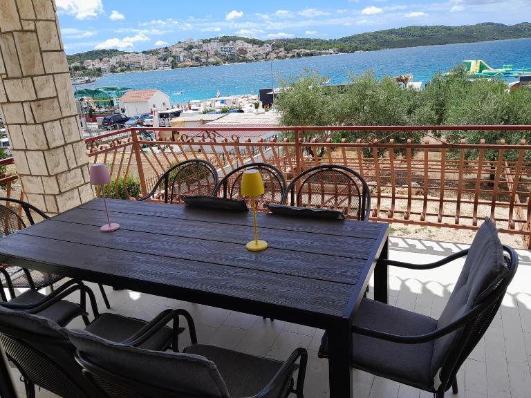Apartment L - Bed and Breakfast Trogir