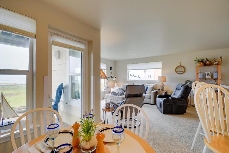 Walk to Beach: ‘Panoramic Splendor’ Westport Condo - Ferienwohnung Westport
