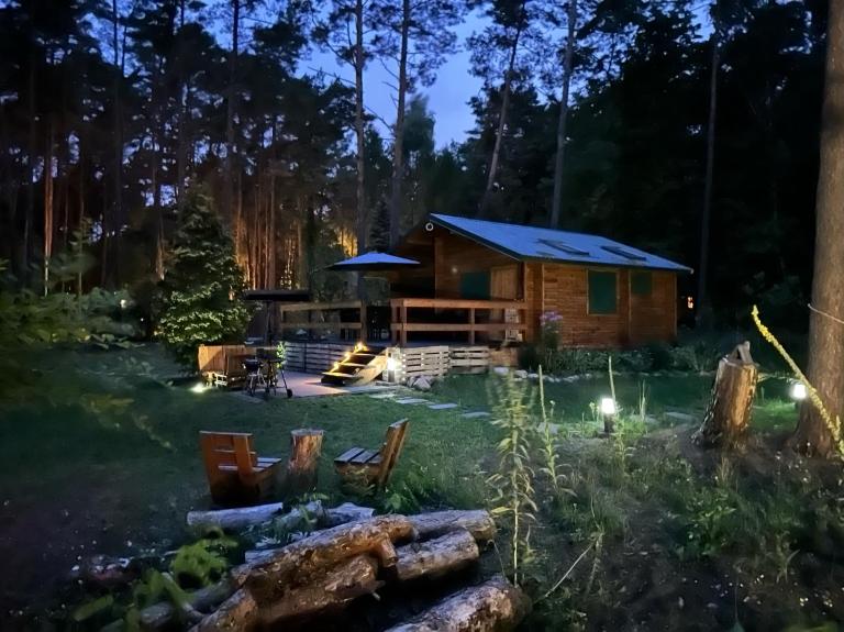Urocza chatka w lesie nad wodą - Chambres d'hôtes Skubianka