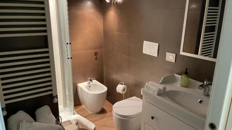 Frank Host Roma Lux , Metro A a 50 m, simple check-in con codice a qualsiasi orario - B&B Roma