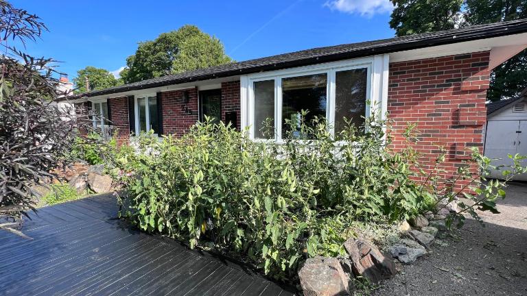 Three Bedroom Home with Pool Near Trent University - B&B Peterborough