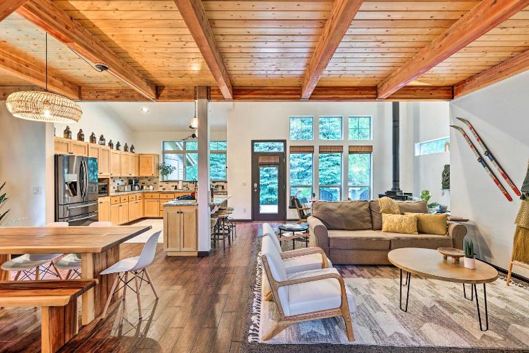Mountain-Modern Unit: Golf, Hike, Ski & More! - Bed and Breakfast Bend