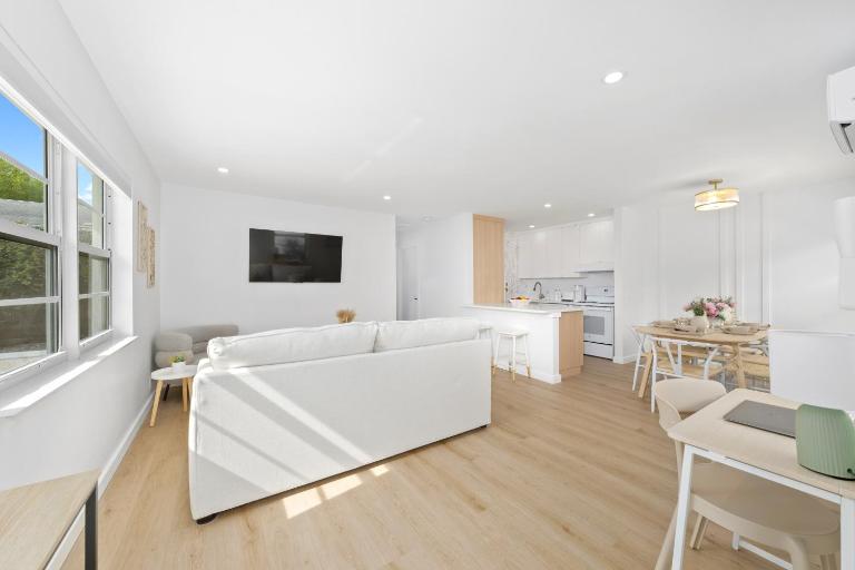 M Lake Worth Beach - Modern Villas Near West Palm Beach, Chic Retro Vibes, King Bed, Cozy Backyard, BBQ, Workspace, High-Speed Internet, Free Parking, 5 Minutes to Downtown & Beach - Ferienwohnung Lake Worth Beach