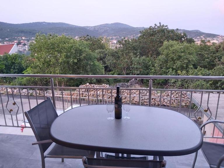 Vila Nina - Apartment Valentina - B&B Vinišće