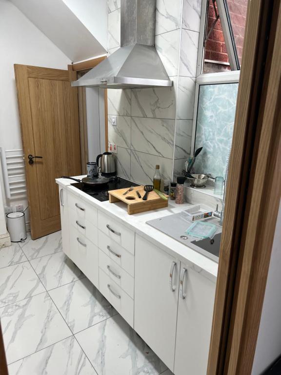 New flat, own bathroom, sitting room & large bedroom - Walsall - B&B Bescot