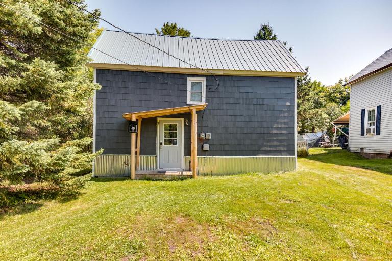 Pet-Friendly Michigan Getaway w/ Porch & Kayaks! - Chambres d'hôtes Ontonagon
