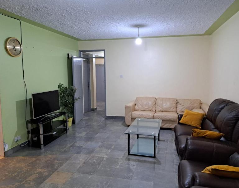 Mfalme House, Ngoingwa Estate, 100 Metres from Thika-Mangu Rd, Close to Thika City Centre - Free Parking, Fast Wi-Fi, Smart TV, 2 Bedrooms Perfect for a Family of 2-4 Members - B&B Thika