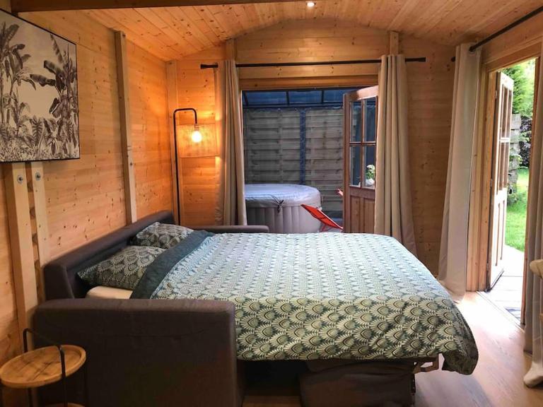 Tiny House Close to Brussels South Charleroi Airport - B&B Courcelles