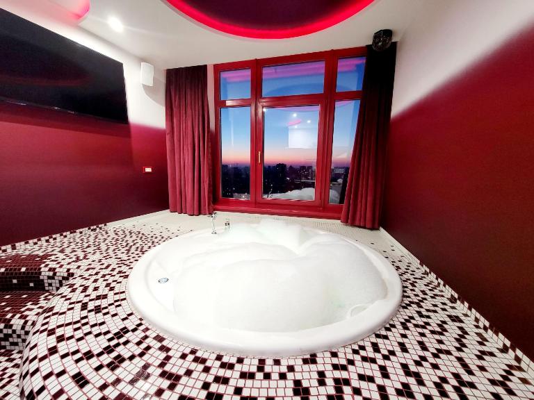 Odessa arkadiya 4 room and Jacuzzi Lux - Ferienwohnung Odessa