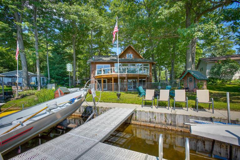 Sauna + Fireplaces! Lakefront Cadillac Retreat - B&B Cadillac