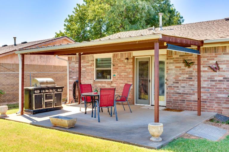 Cozy Oklahoma Retreat w/ Covered Patio & Gas Grill - B&B Mustang