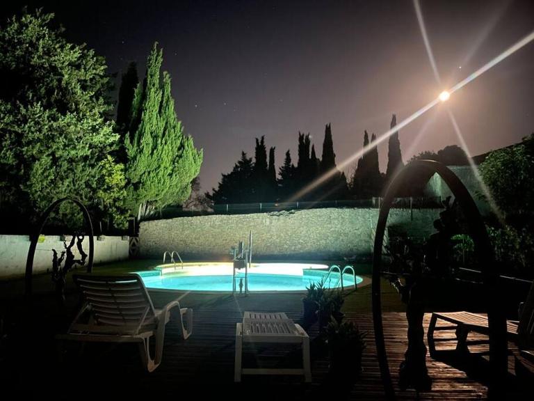Haut de maison et piscine dans un domaine viticole - B&B Montbrun-des-Corbières