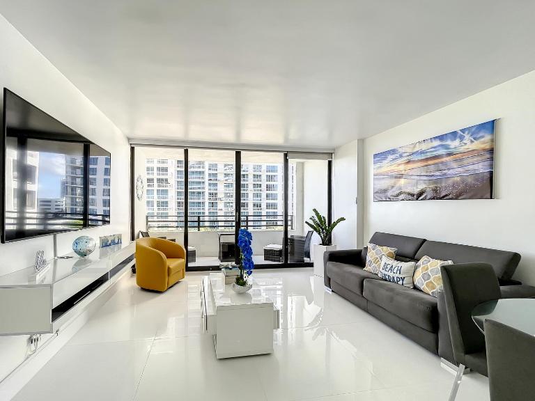 Beach Paradise a cozy ocean view condo on the beach with free parking - Ferienwohnung Hollywood