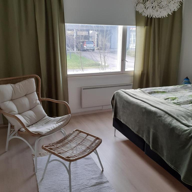Huone Seesteisessä Mummolassa - Chambres d'hôtes Kalajoki