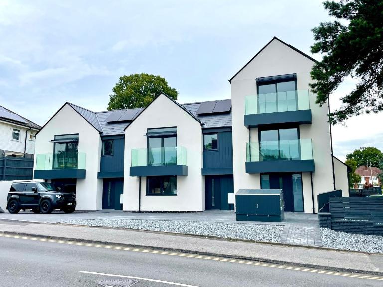 Stunning Brand New House - Sleeps 6 - Free Parking - Great Location - Fast WiFi - Smart TV - Close to Poole & Bournemouth & Sandbanks - B&B Poole