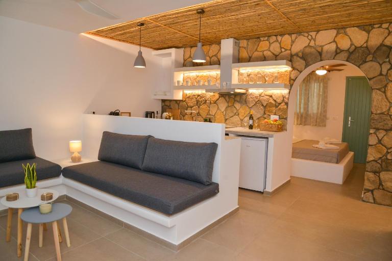 Mylopetra Milos Suites - B&B Tripiti