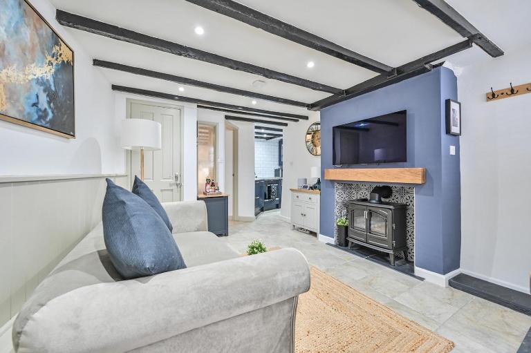 Luxury Couple's Getaway with River Views and Parking - Ferienwohnung Polperro