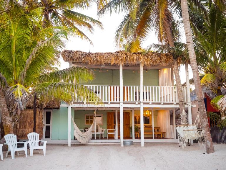 Utopia Guesthouse & Yoga Studio beachfront home - B&B El Cuyo