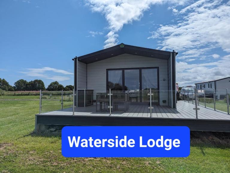 Tall Pines Lodge - Dog Friendly Nr Sutton on Sea - B&B Sutton on Sea