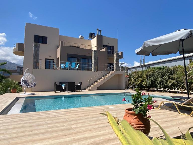Villa Callista with Private Pool - Chambres d'hôtes Sísion