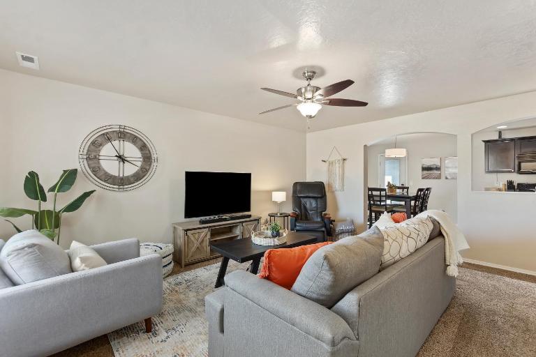 Pet Friendly Stay Sleeps 9 Pool Workspace - B&B Meridian