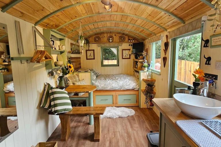 Cozy Cobblers Cabin - Bed and Breakfast Dallington