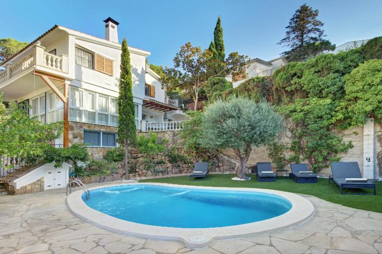 VILLA PORTUGAL with pool & mountain view - B&B Lloret de Mar