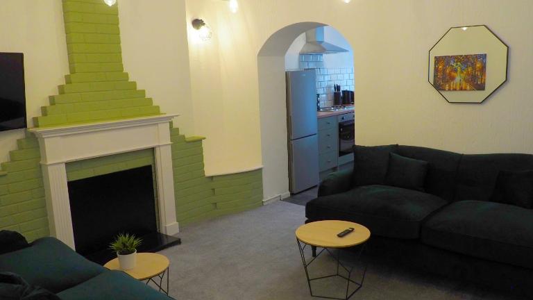 4 Bed - Parking - Close to M4 - Ideal for Groups - B&B Neath
