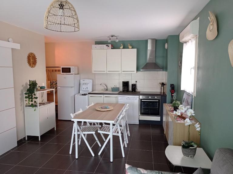 LE SOLEIL DU LUBERON - T2 avec Terrasse, Parking et Clim - B&B L'Isle-sur-la-Sorgue