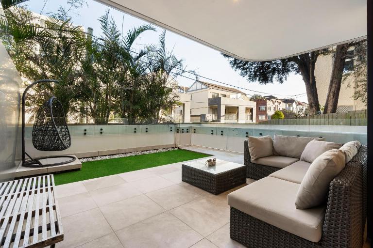 Modern 1BR Abode with Courtyard Steps to the Beach - Chambres d'hôtes Sydney
